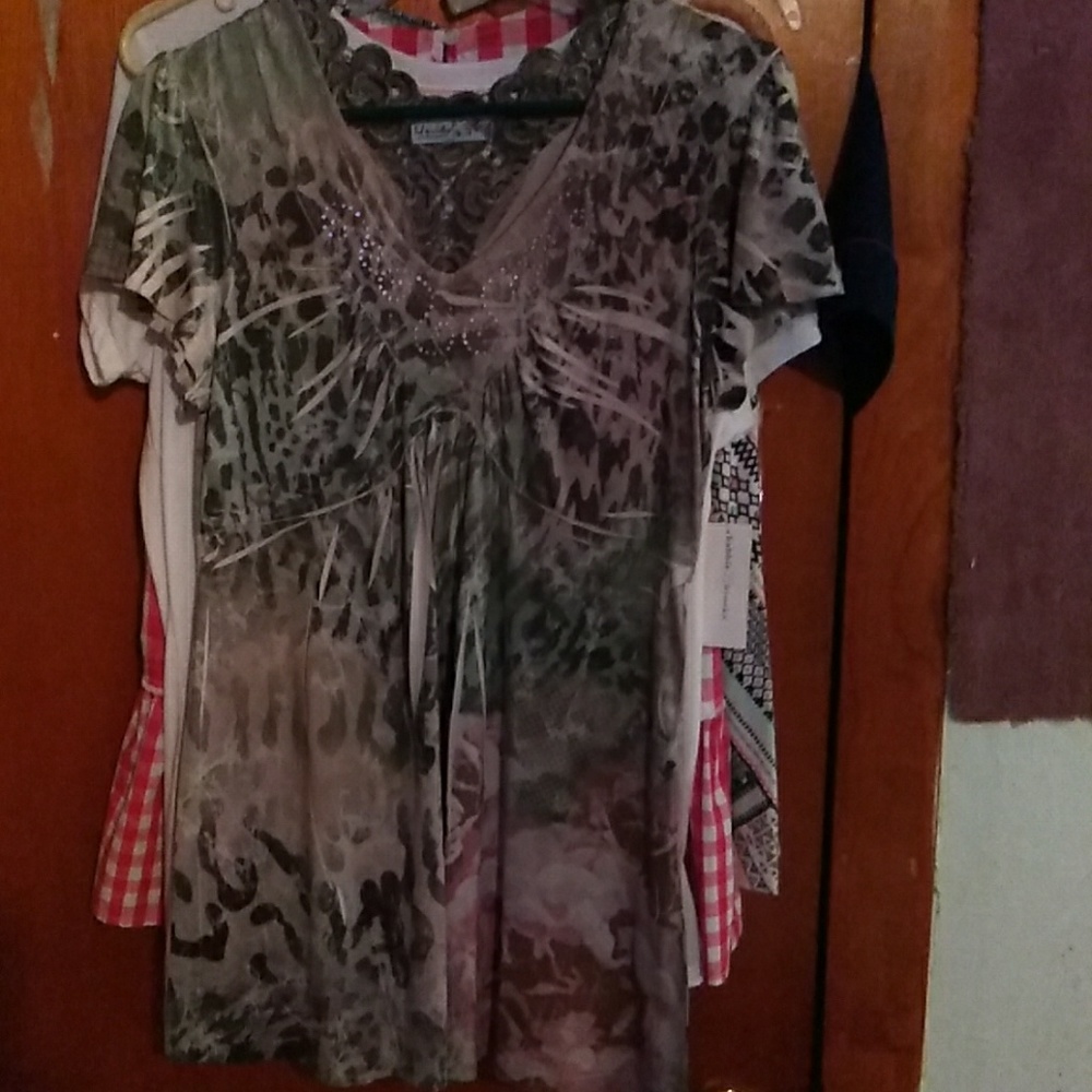 Lady's tops